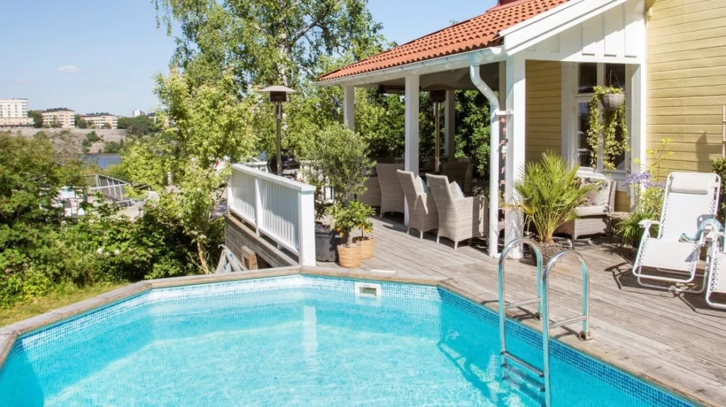 8. Byggnation av Glasfiberpool till villaagare