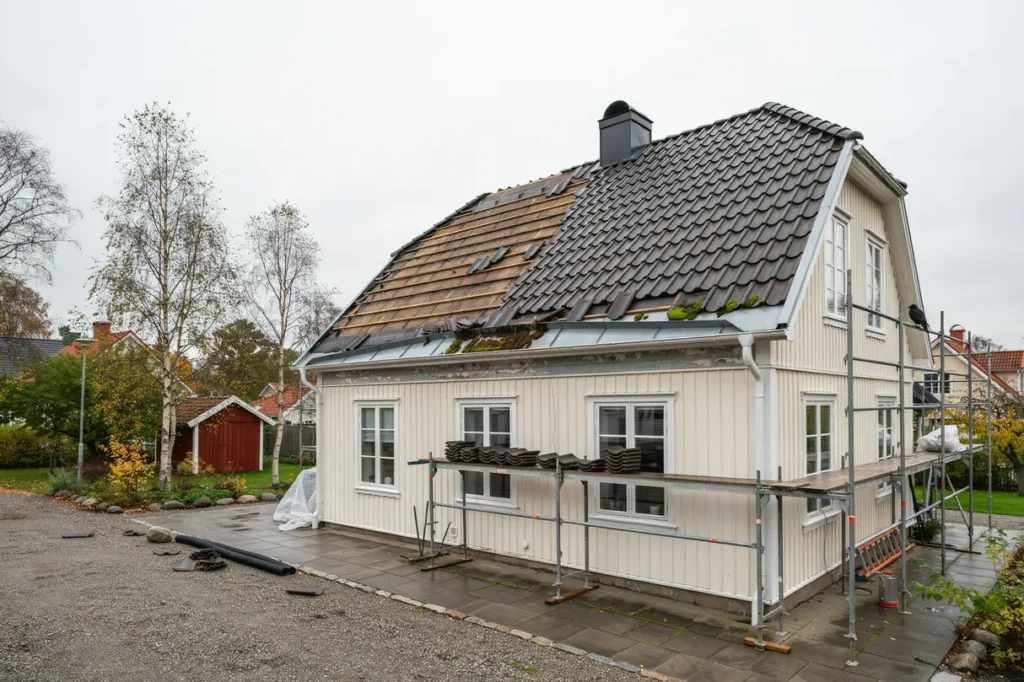 takl ggning takrenovering eller takbyte s v ljer du r tt l sning f r ett tryggt och h llbart villatak